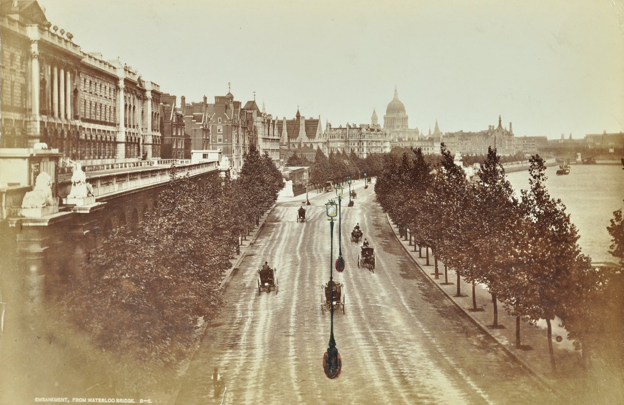 Somerset House, Victoria Embankment, Westminster: noordwaarts vanaf Waterloo Bridge, 1895 door English Photographer