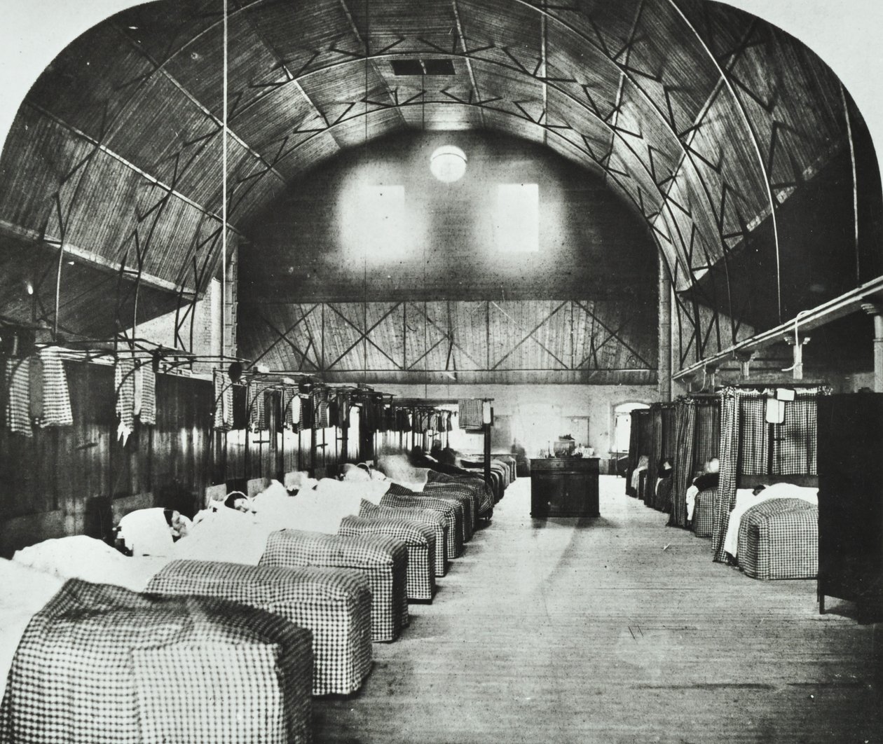St Thomas Ziekenhuis: tijdelijke afdeling in Surrey Gardens Music Hall, 1868 door English Photographer