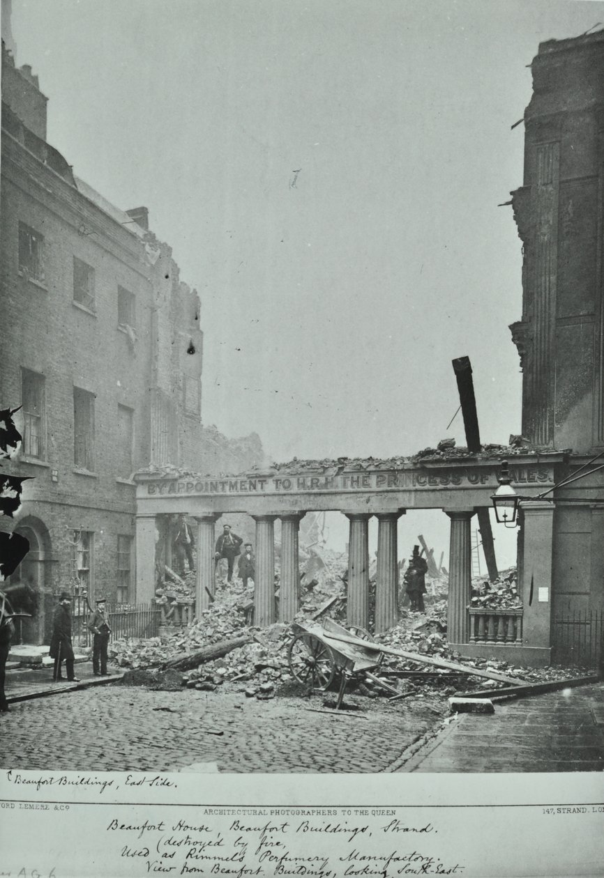 Strand, Westminster: Beaufort Buildings, brandschade, 1890 door English Photographer