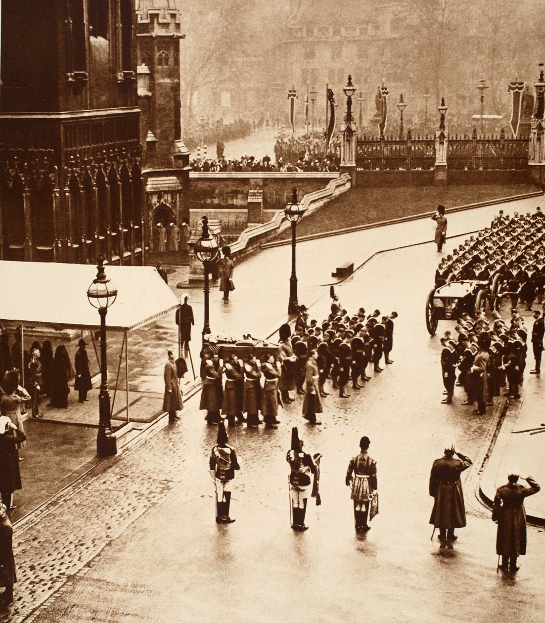 De begrafenisstoet vormt zich in Westminster Hall, 1936 door English Photographer