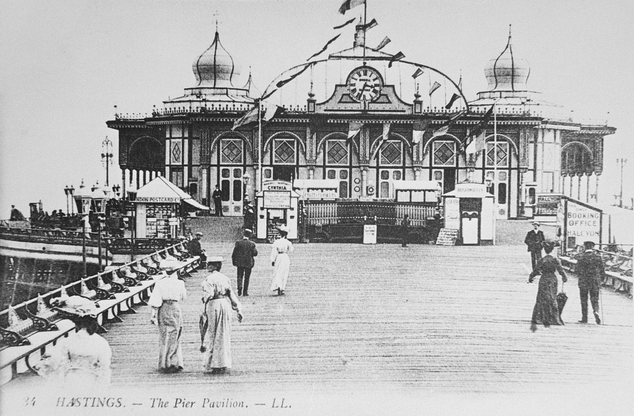 De Pier Pavilion, Hastings, ca. 1890 door English Photographer