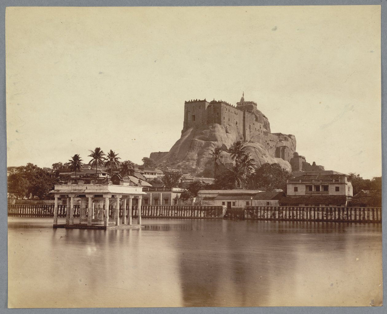 De Tank en Rots Fort bij Trichinopoly door English Photographer