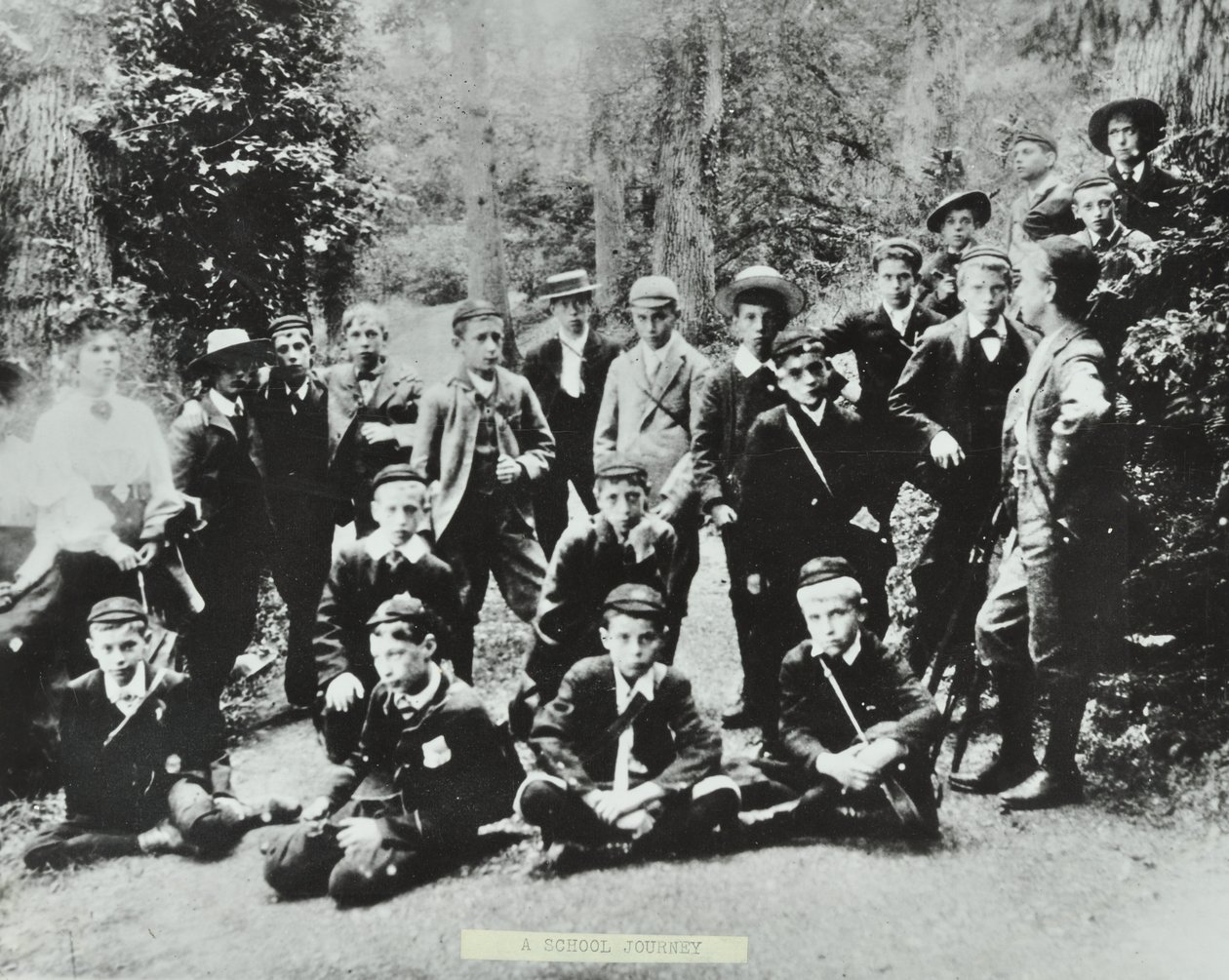 De eerste schoolreis van de London School Board. Kinderen van Bell Road Higher Grade School, Peckham bezoeken een kolenmijn in het Forest of Dean, 1896 door English Photographer