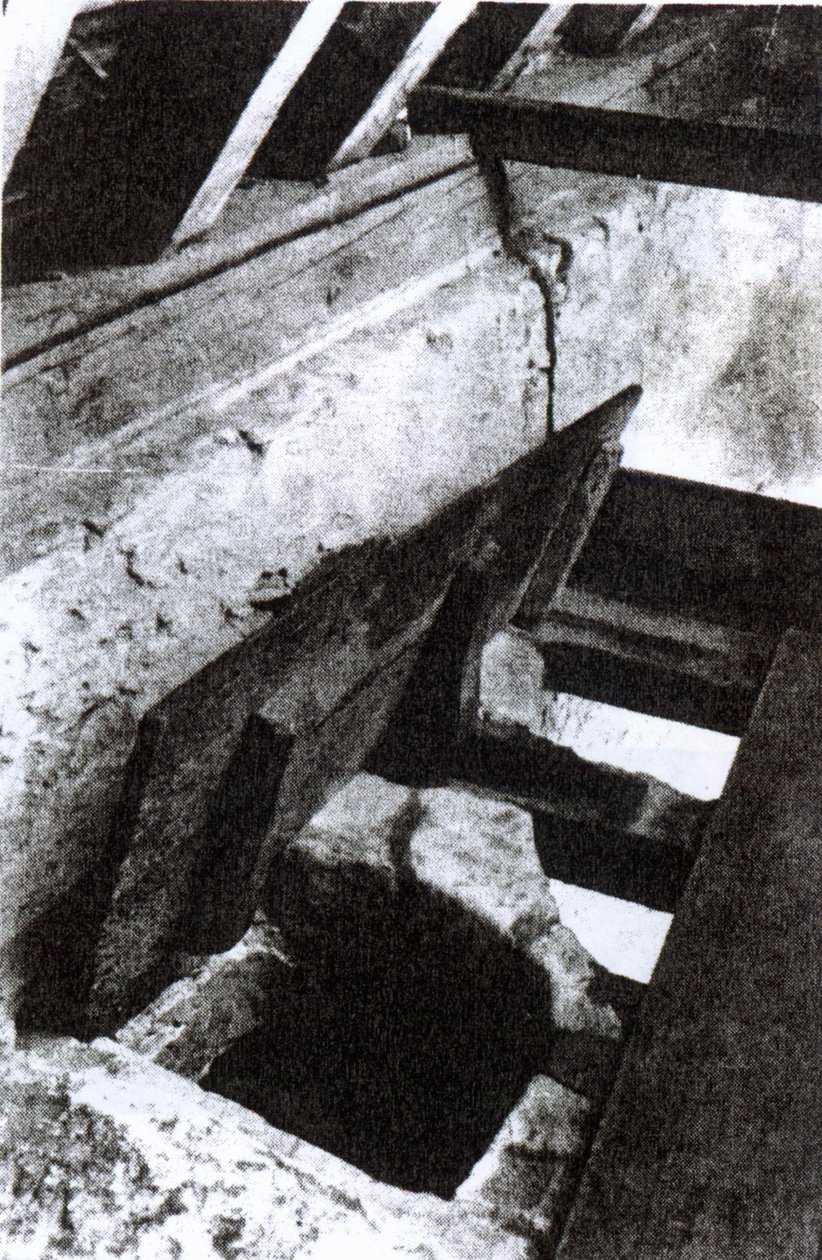 Het schuilhol van de priester in een trap bij Sawston Hall, ontworpen en gemaakt door de jezuïetenmartelaar en heilige, Nicholas Owen, ca. 1935 door English Photographer