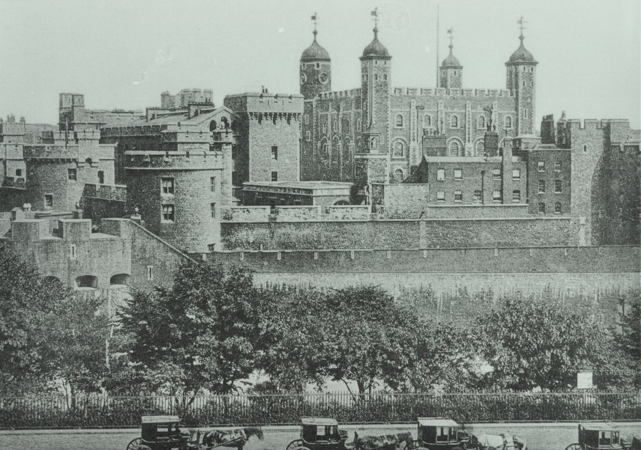 Tower Hill: uitzicht op de Tower of London, 1895 door English Photographer