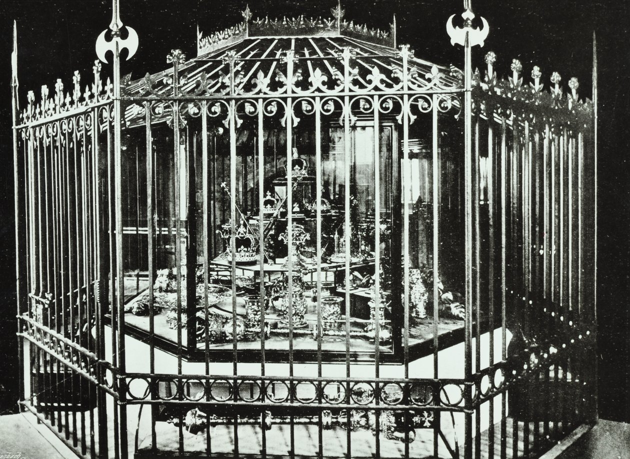 Tower of London, Tower Hill: kroonjuwelen, 1890 door English Photographer