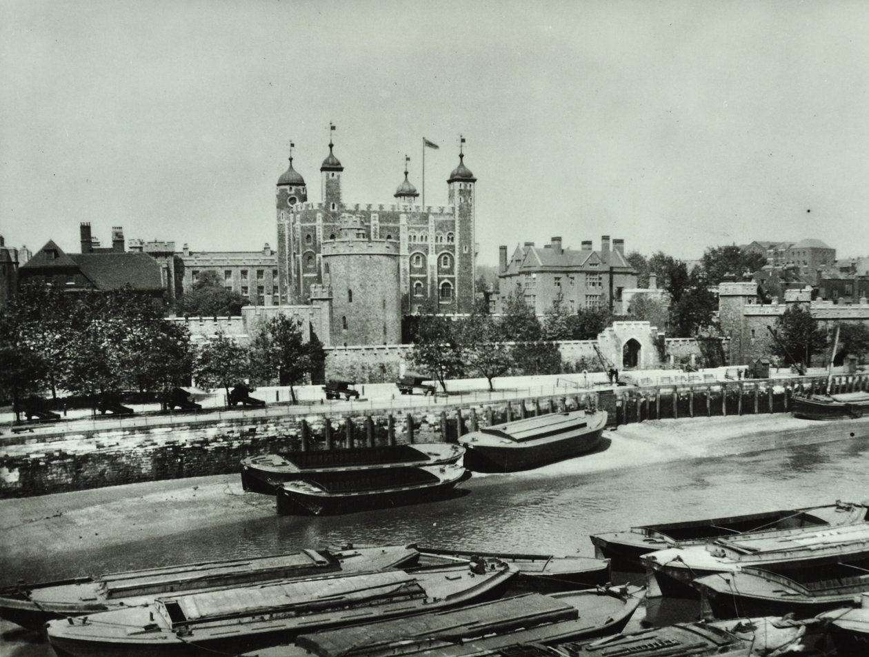 Tower of London, Tower Hill: vanaf de rivier, 1895 door English Photographer