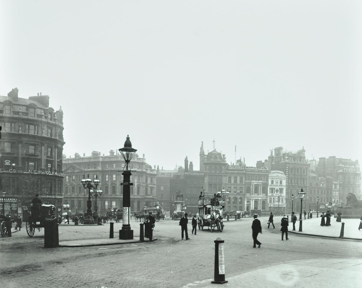 Trafalgar Square, Westminster: Trafalgar Square oostwaarts naar Charing Cross, 1896 door English Photographer
