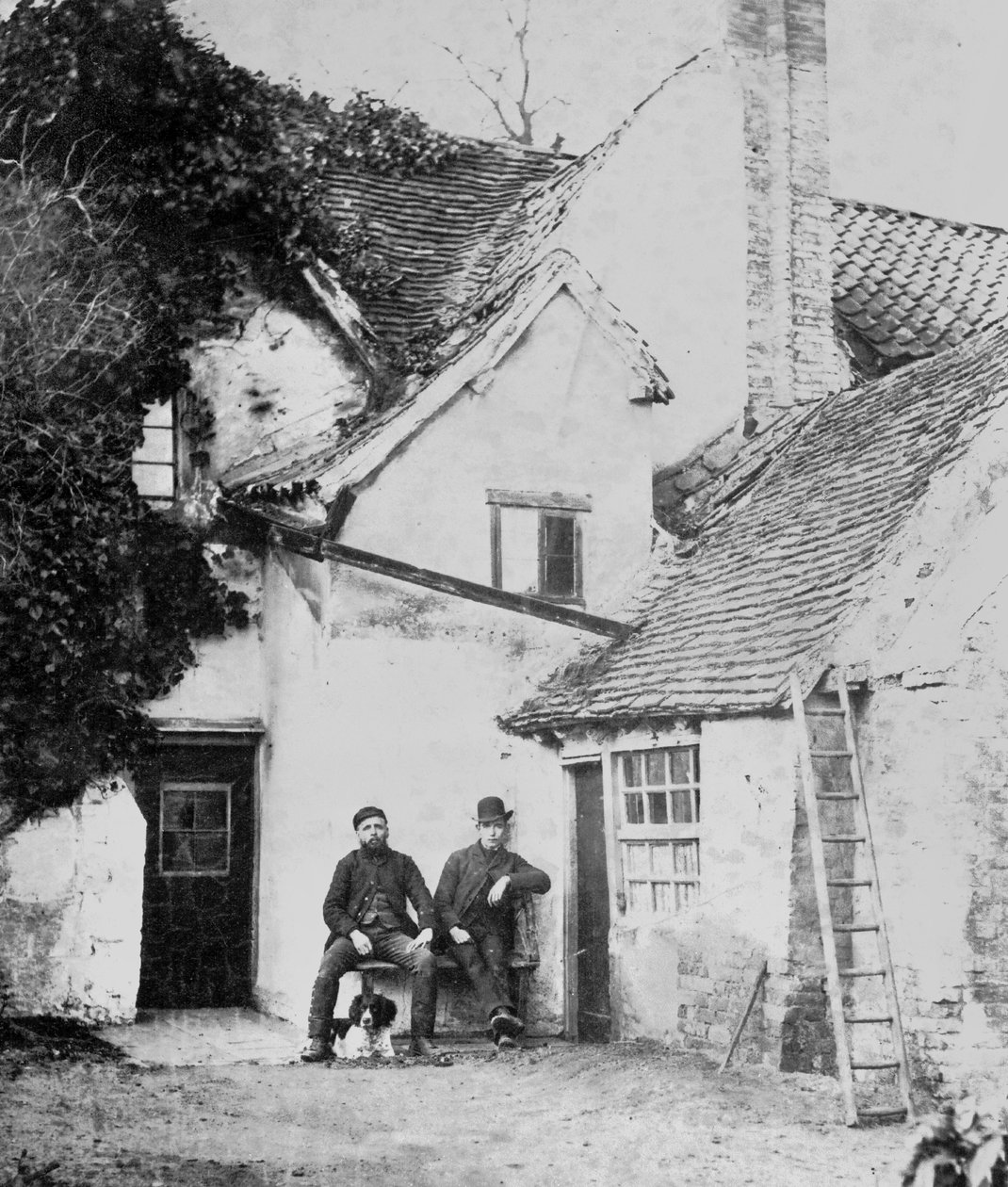 Twee mannen buiten Enfield cottage, c.1890 door English Photographer