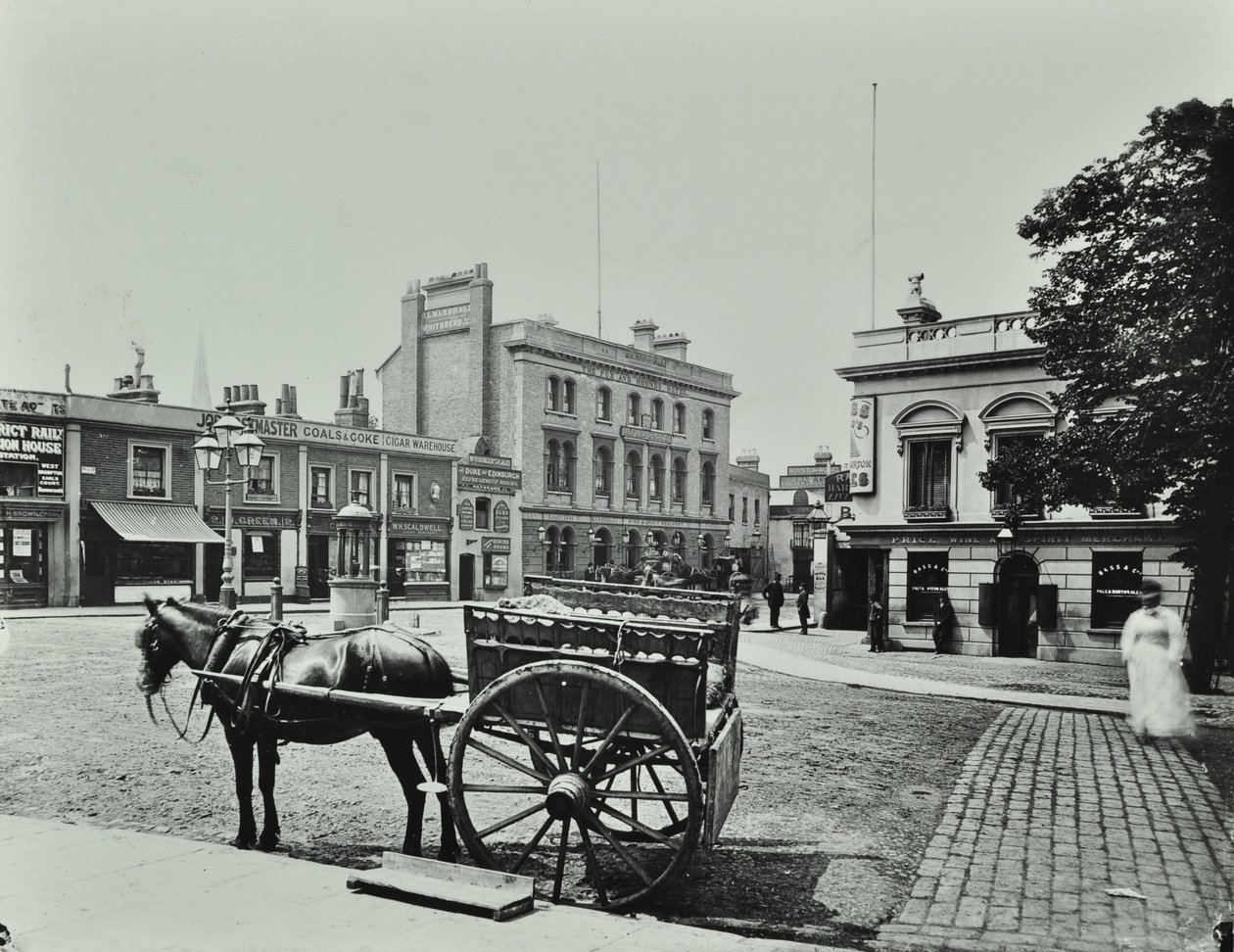 Upper Richmond Road, west vanaf Putney High Street, met paard en wagen op de voorgrond, 1880 door English Photographer
