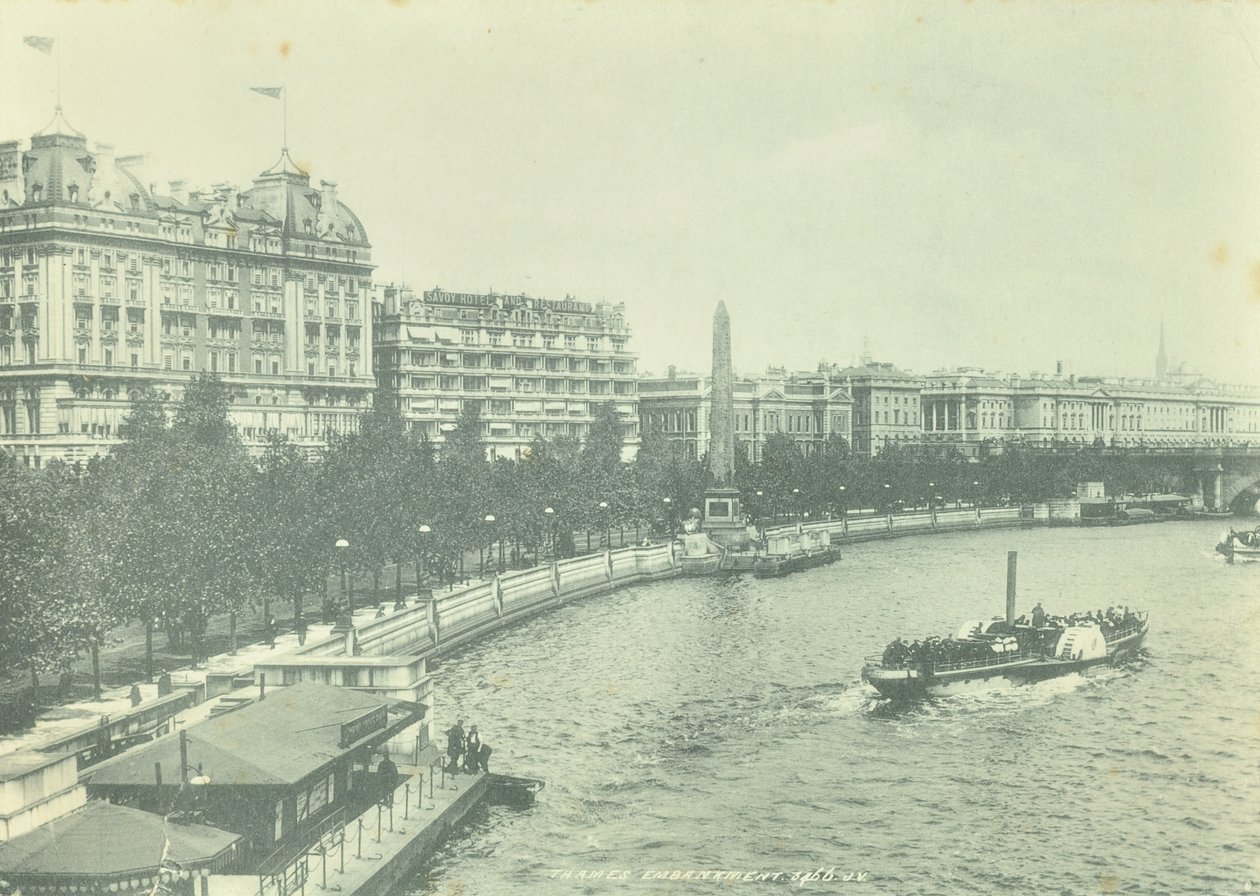 Victoria Embankment, Westminster: noordwaarts vanaf Hungerford Bridge, 1895 door English Photographer