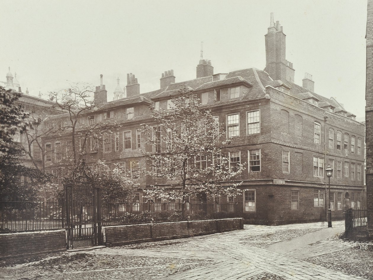 Uitzicht op Clifford Inn, City of London, 1885 door English Photographer