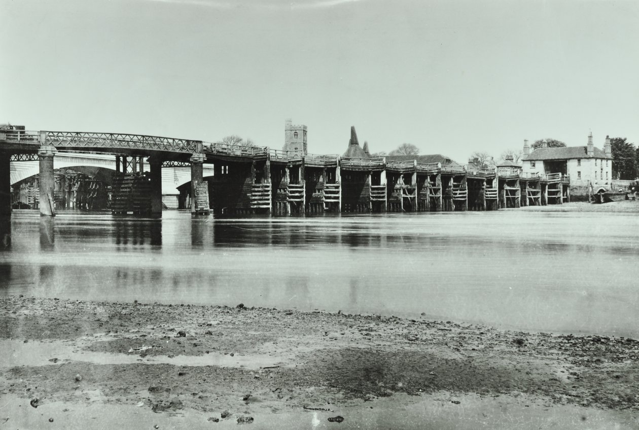 Uitzicht op Oude en Nieuwe Putney Bruggen met oast huis en All Saints Kerk op de achtergrond, 1885 door English Photographer