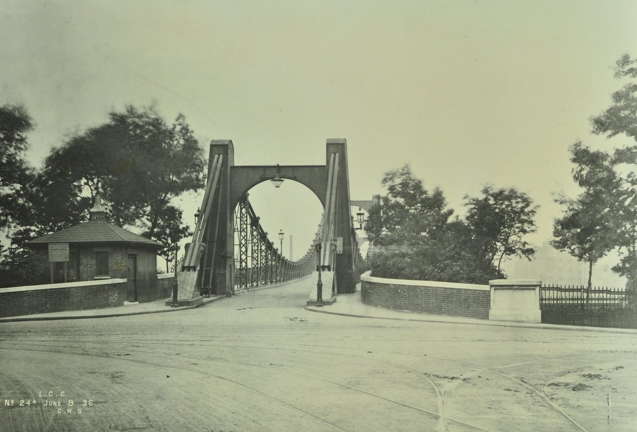 Uitzicht op de Oude Lambeth Brug, 1897 door English Photographer