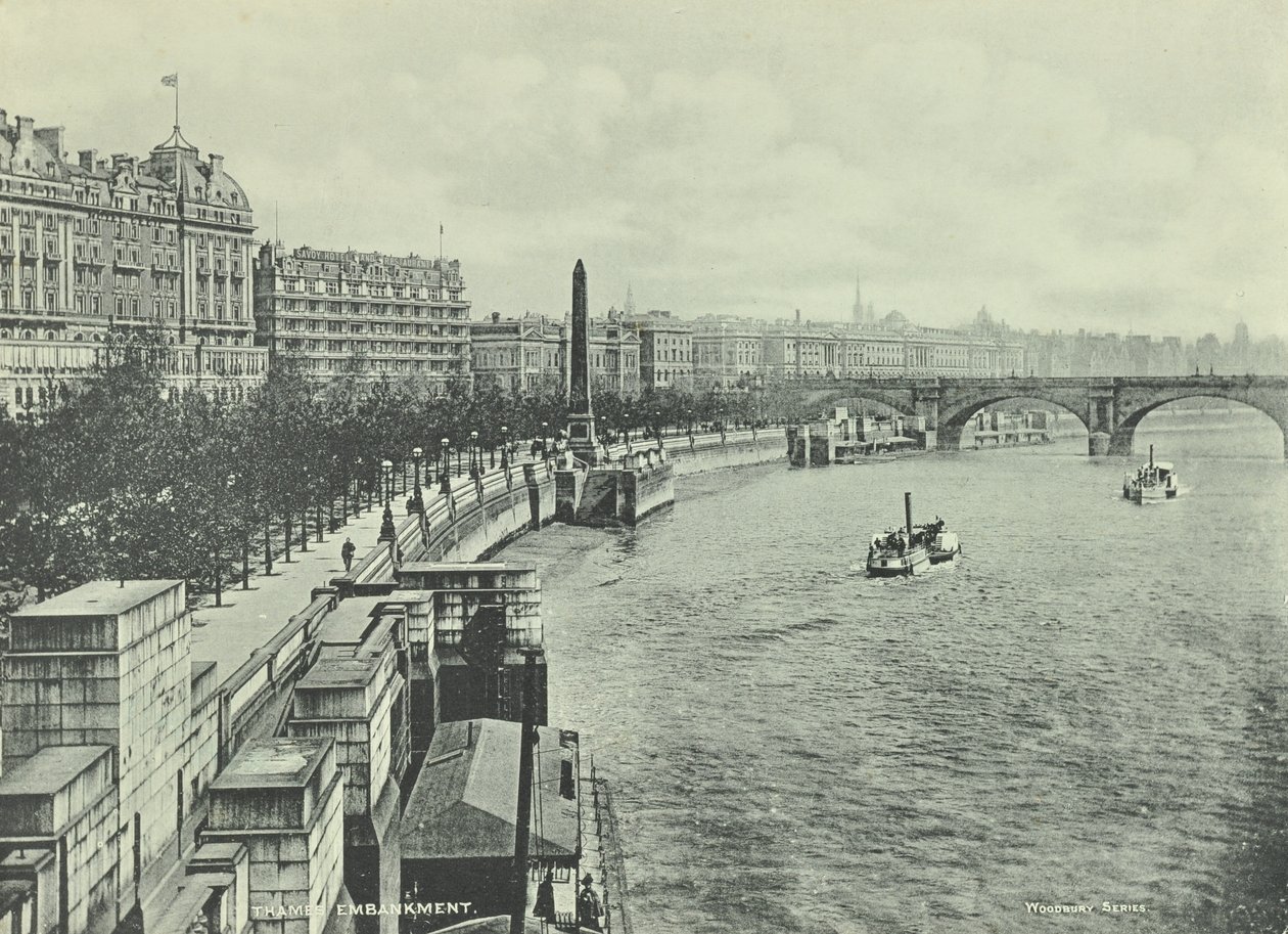 Waterloo Bridge, Victoria Embankment, Westminster: noordwaarts vanaf Hungerford Bridge, 1895 door English Photographer