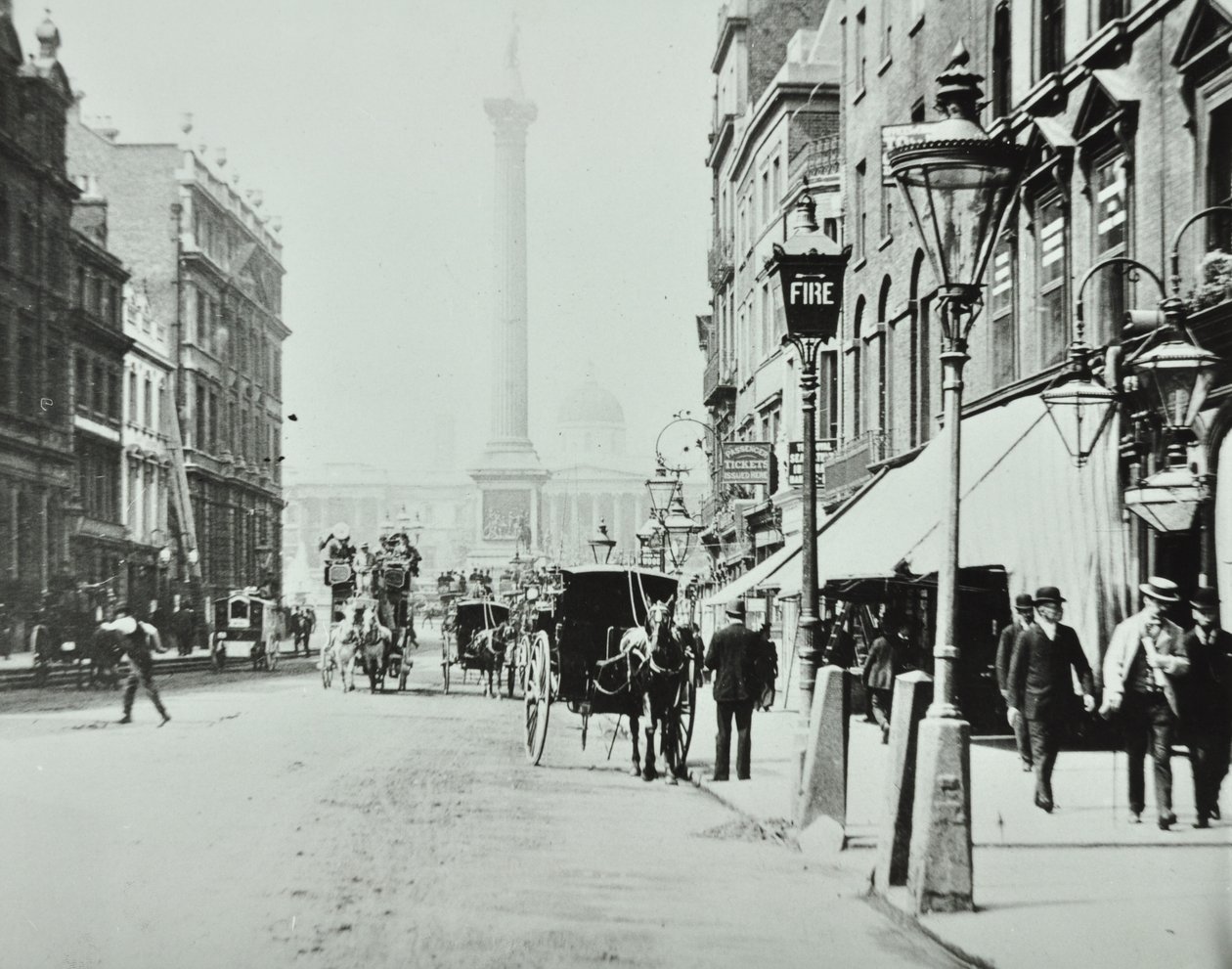 Whitehall, Westminster LB: Whitehall kijkend naar Trafalgar Square, 1895 door English Photographer