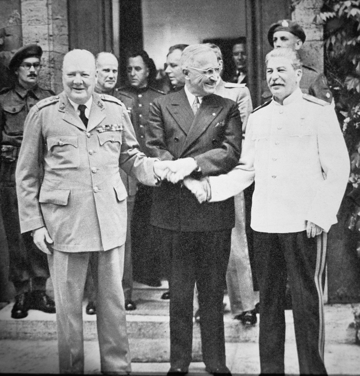 Winston Churchill (1874-1965), president Truman (1884-1972) en Joseph Stalin (1879-1953) schudden handen op de Conferentie van Potsdam, juli 1945 door English Photographer