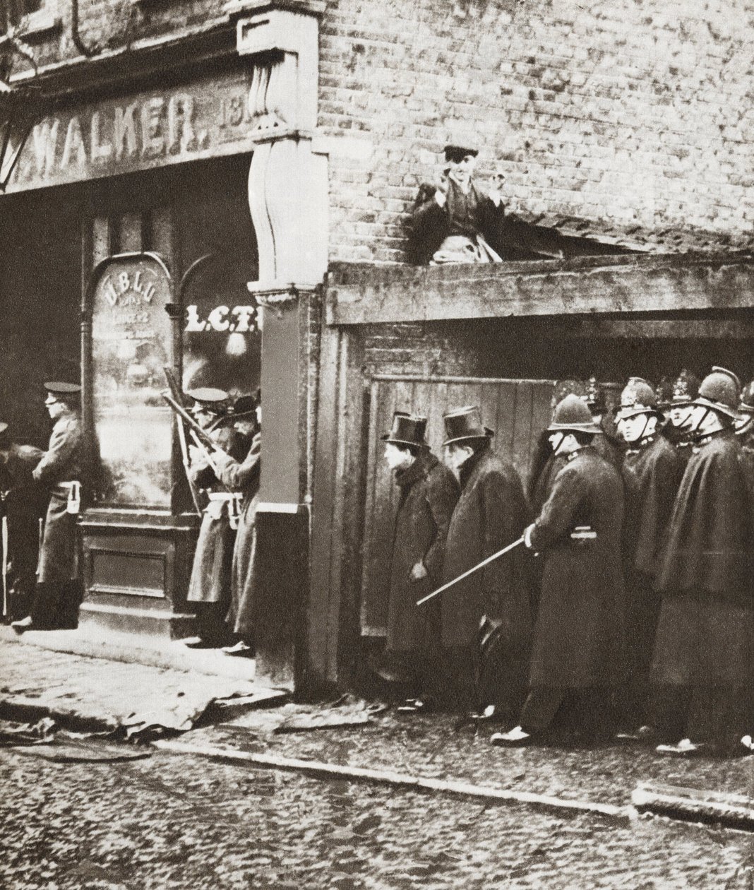 Winston Churchill tijdens het beleg van Sydney Street, Londen 1911 door English Photographer