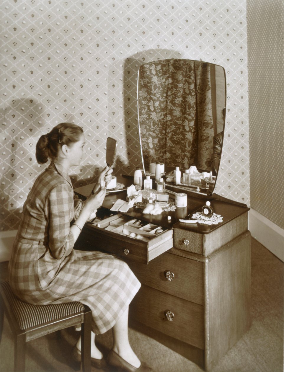 Vrouw aan haar kaptafel, ca. 1955 door English Photographer