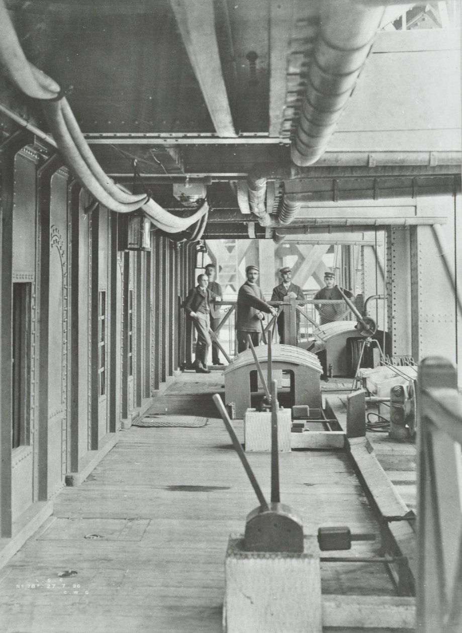 Woolwich Ferry: noordelijke ponton hydraulisch hefplatform, 1896 door English Photographer