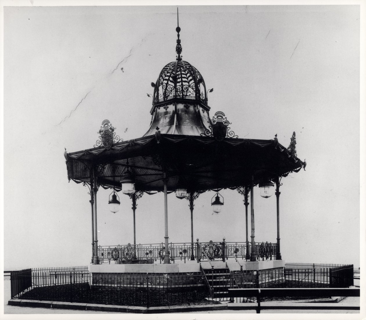 Sierlijke muziektent in East End Park, Leeds door English Photographer English Photographer