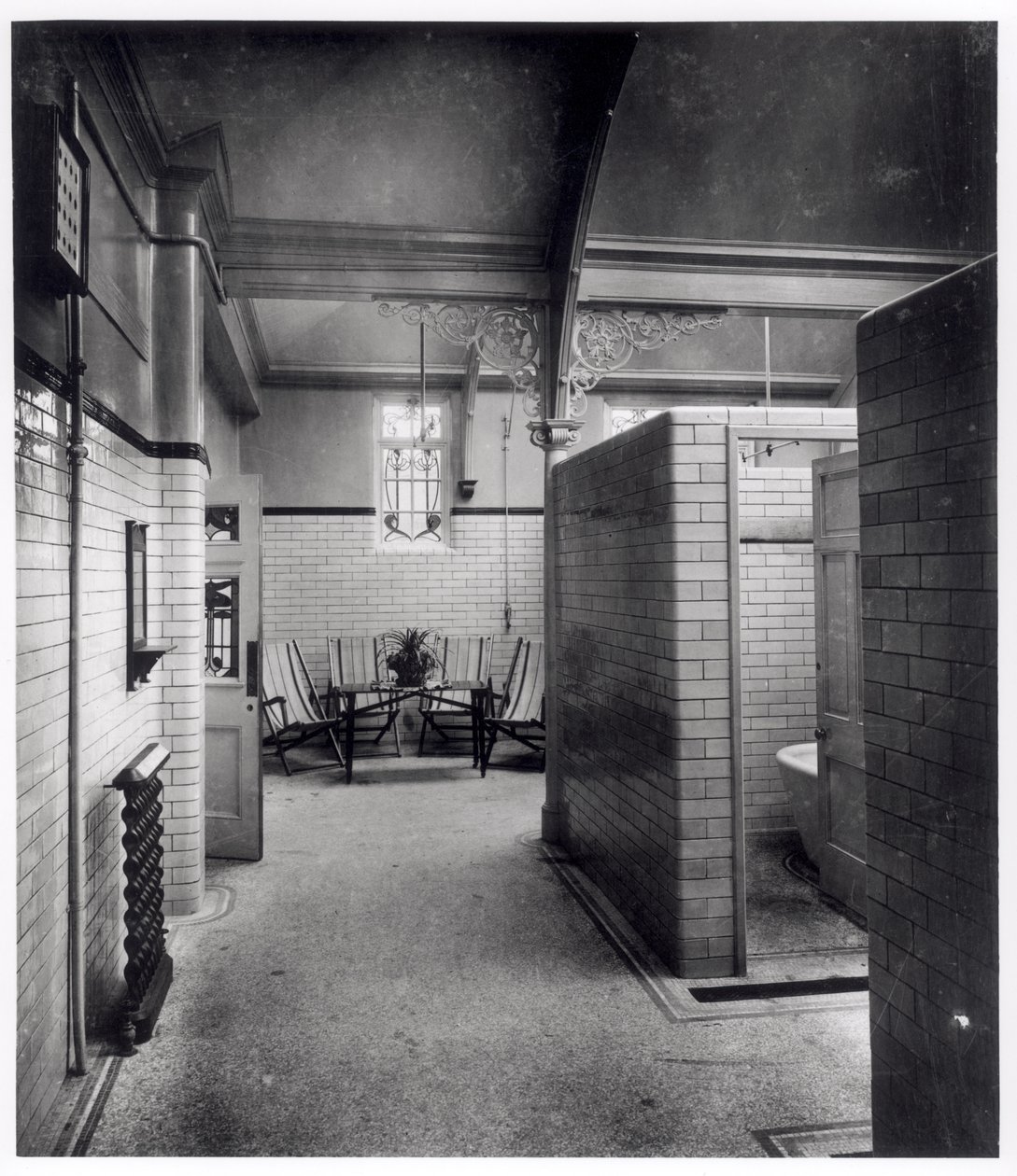 Privécabines en wachtruimte van Bramley Baths, Leeds door English Photographer English Photographer