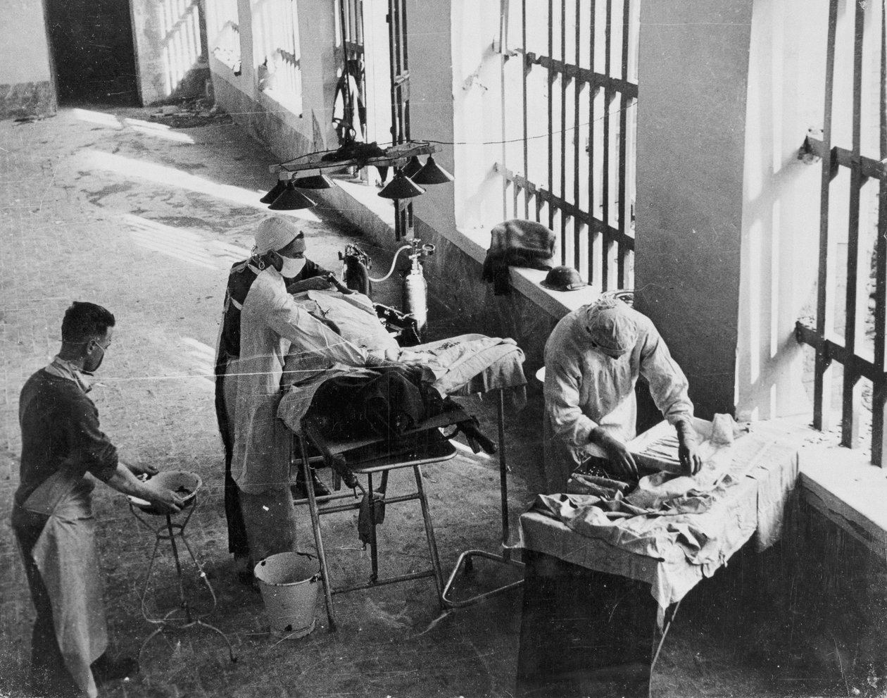 Een veldchirurgische eenheid die opereert in een Italiaanse gevangenis onder vuur tijdens de Tweede Wereldoorlog, uit een verzameling van 650 foto