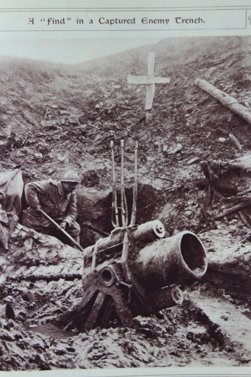 Een vondst in een veroverde vijandelijke loopgraaf, 1914-18 door English School