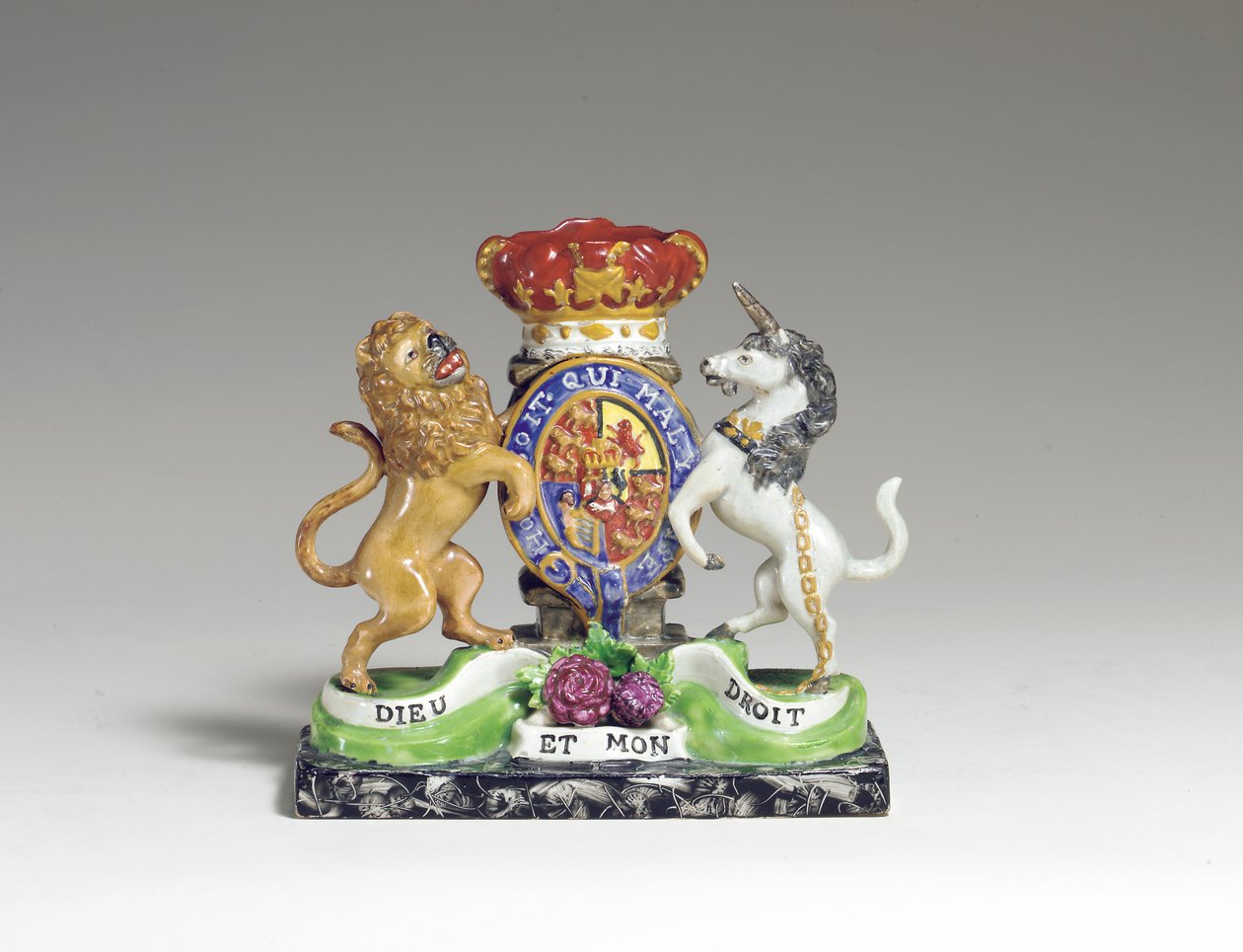 Een Walton Armorial Spill Vase als het Britse Koninklijke Wapen, ca. 1825 door English School