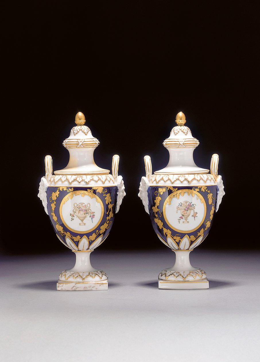 Een paar Chelsea-Derby twee-handled urn-vormige vazen en twee deksels, ca. 1775 door English School