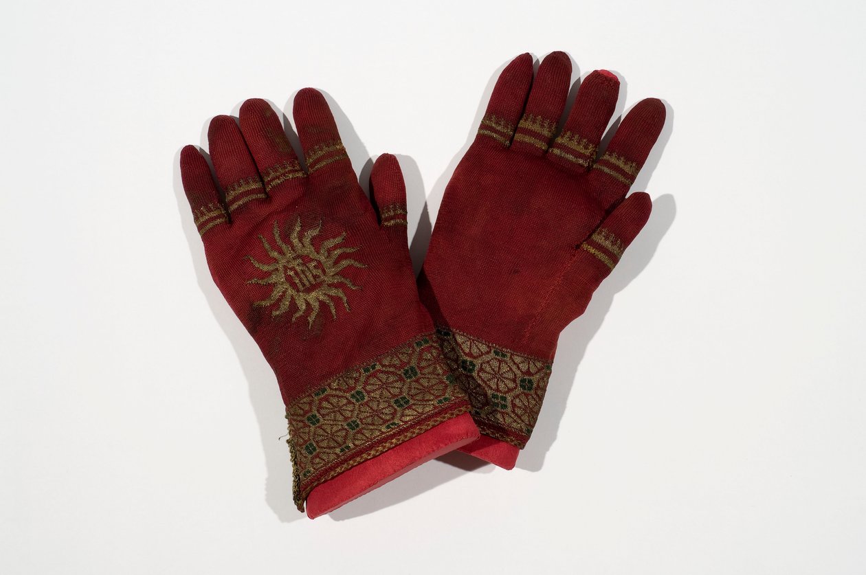 Een paar gebreide zijden handschoenen, mogelijk ooit eigendom van aartsbisschop William Warham, laat 15e of vroeg 16e eeuw door English School