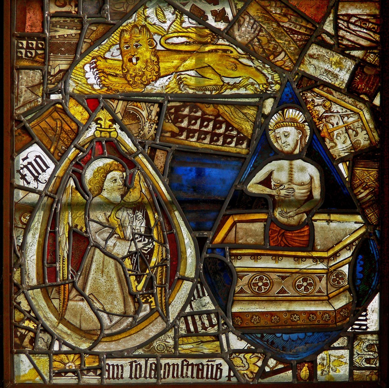 Een paneel in het oostelijke raam met Christus van Medelijden die uit het graf opstaat; ook een muzikale engel met een harp en de leeuw van Sint Marcus tussen fragmenten door English School