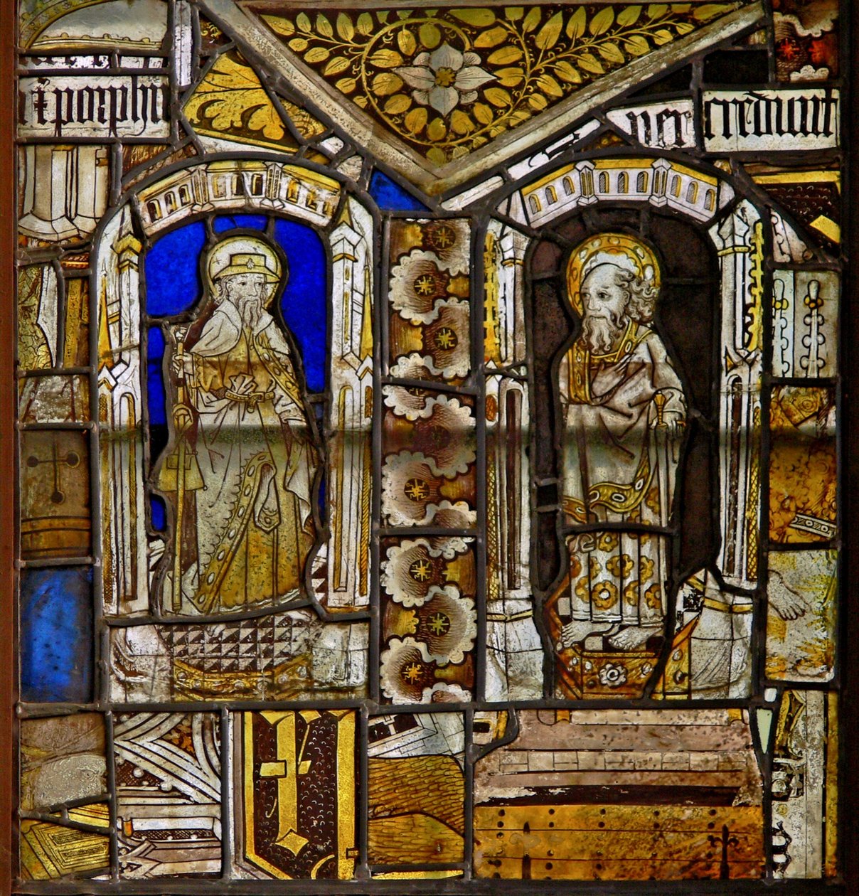 Een paneel in het oostelijke raam met Sint Jacobus en Sint Paulus met de Gromwell-wiet erboven door English School