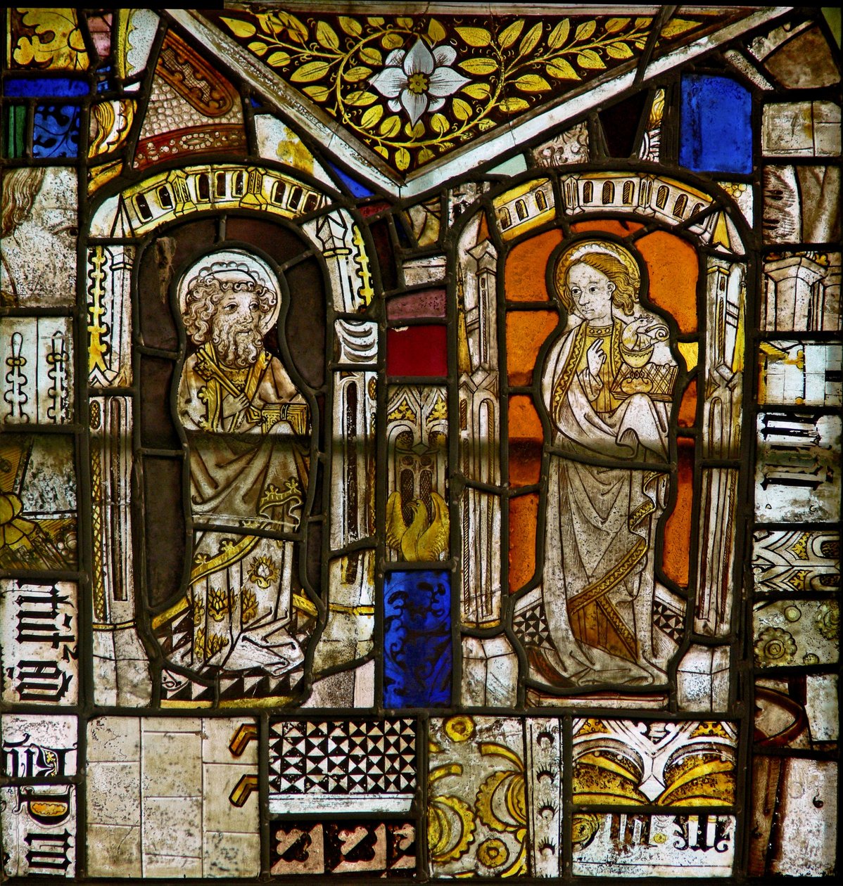 Een paneel in het oostelijke raam met Sint Petrus en Sint Johannes; boven hen is de Gromwell-wiet door English School