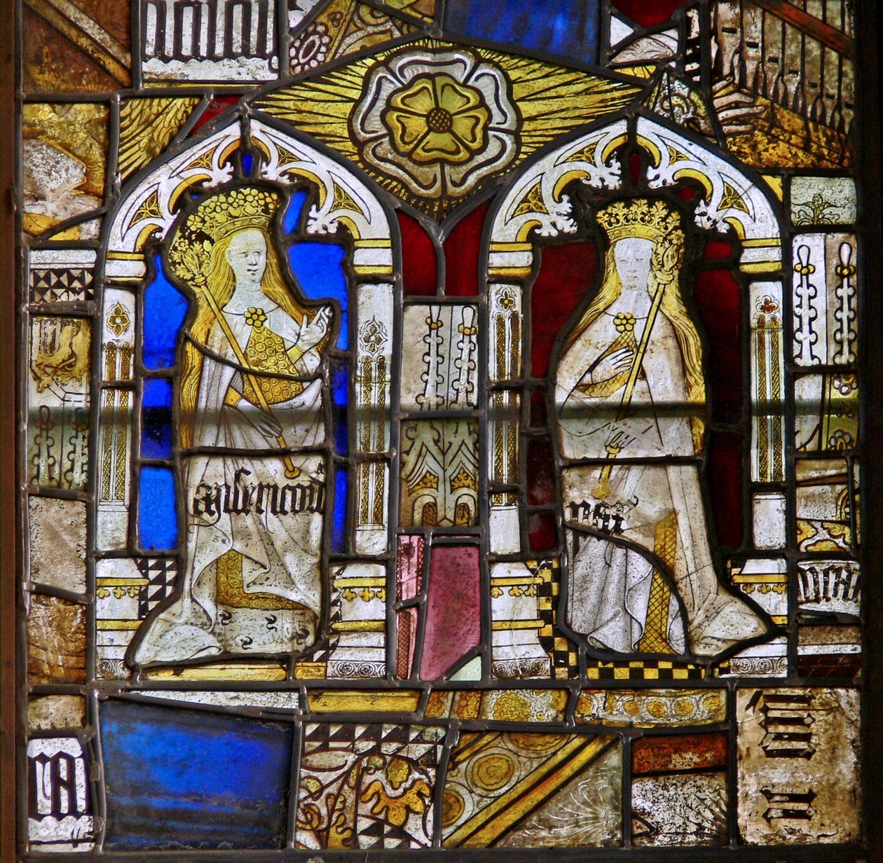 Een paneel in het oostelijke raam met de Kardinale Deugden: Barmhartigheid (Misericordia) en Vrede (Pax) en een witte roos door English School