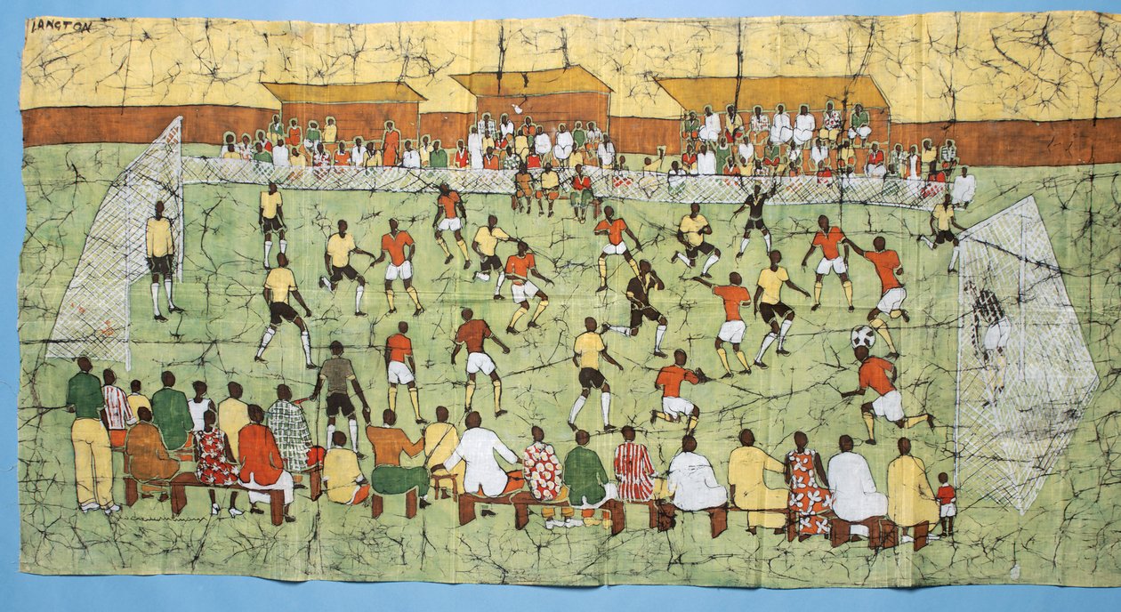 Afrikaanse batik die een voetbalwedstrijd illustreert met menigten die toekijken in de tribunes door English School