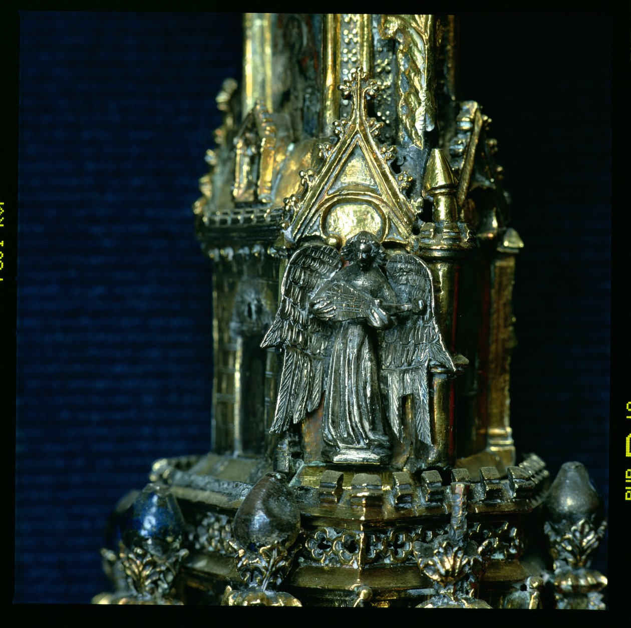 Engel die een gitaar speelt met een plectrum, detail van de kromstaf van William of Wykeham (c.1320-1404) (verguld zilver) door English School