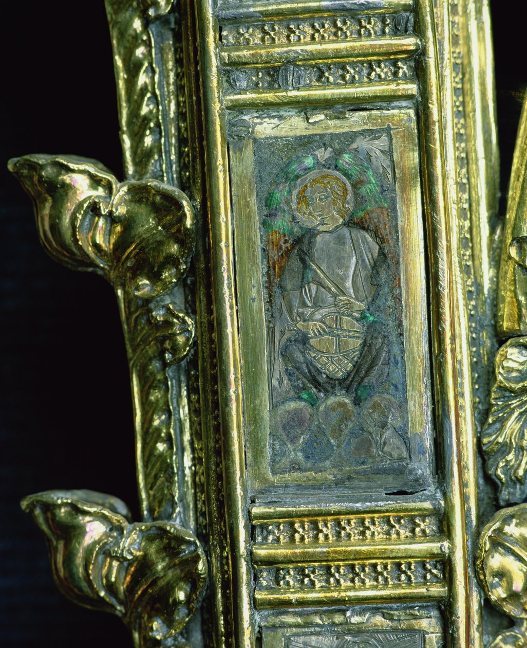 Engel die een pauk speelt, detail van de kromstaf van William of Wykeham (c.1320-1404) (verguld zilver en champlevé email) door English School