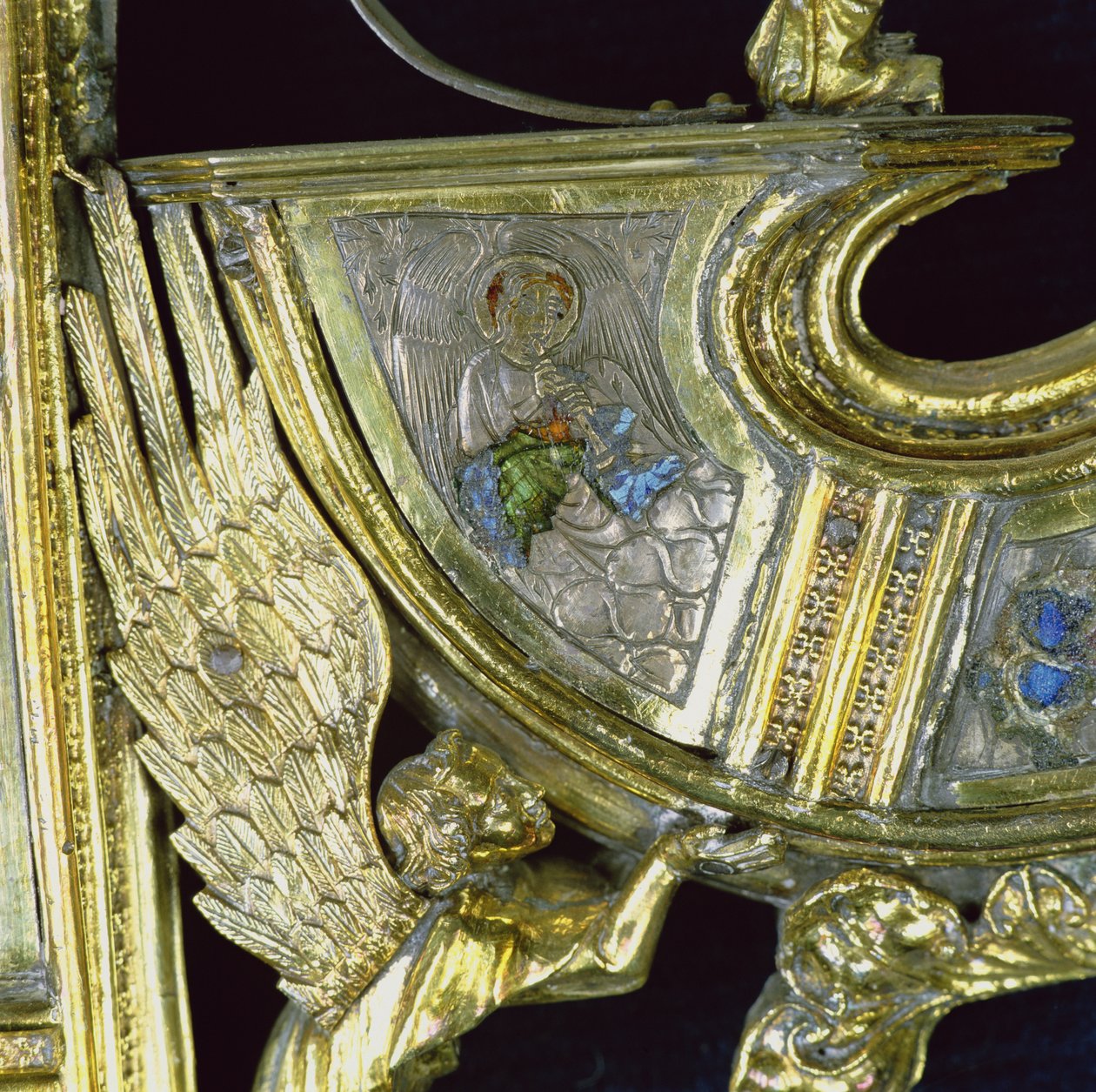 Engel die een kleine schalmei speelt, detail van de kromstaf van William of Wykeham (c.1320-1404) (verguld zilver en champlevé email) door English School