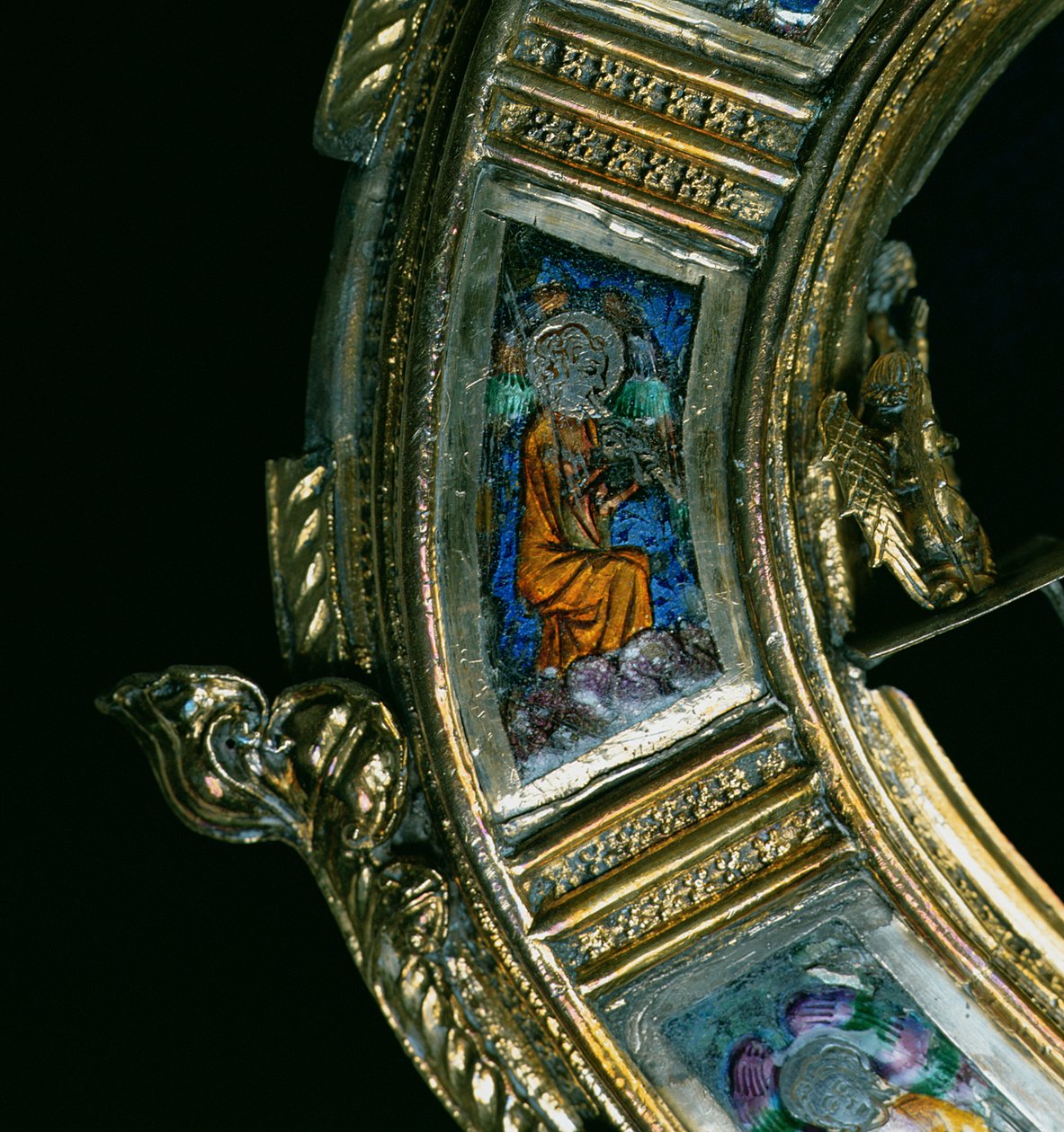 Engel die een blaasinstrument speelt, detail van de kromstaf van William of Wykeham (c.1320-1404) (verguld zilver en champlevé email) door English School