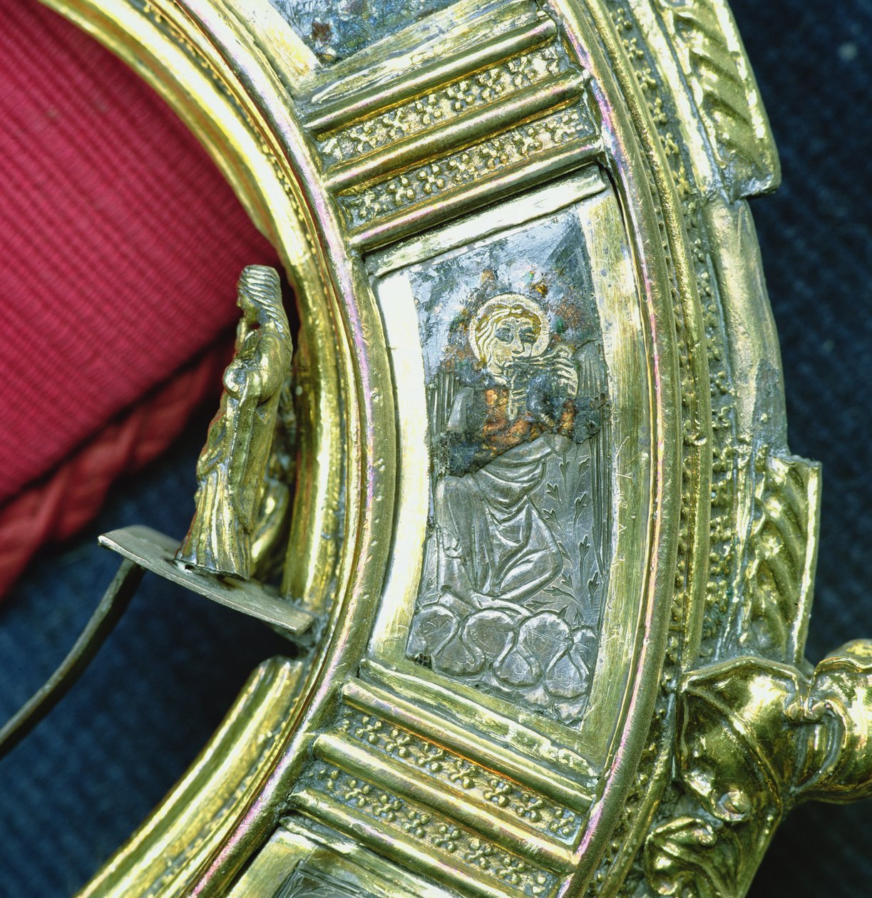 Engel die de trompet speelt, detail van de kromstaf van William of Wykeham (c.1320-1404) (verguld zilver en champlevé email) door English School