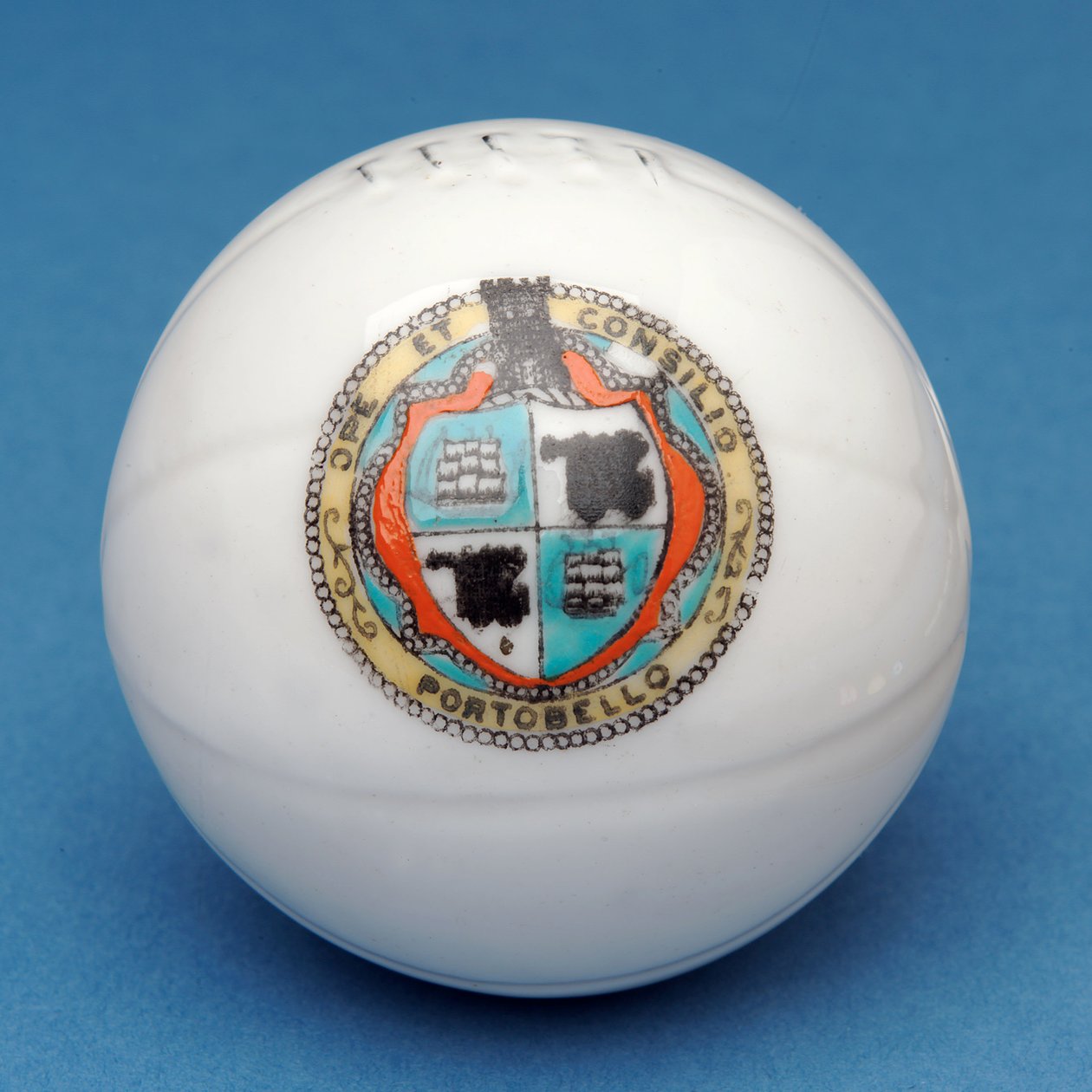 Amoriaal souvenir miniatuurvoetbal met decoratieve transfer van het Portobello schild door English School