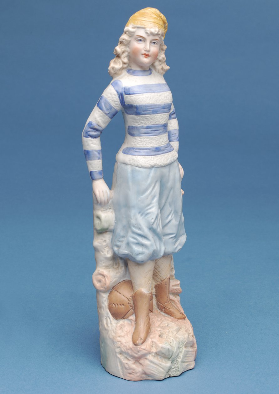 Bisque figuur van een meisje voetballer in blauw-wit gestreepte outfit, ca. 1890s (keramiek) door English School