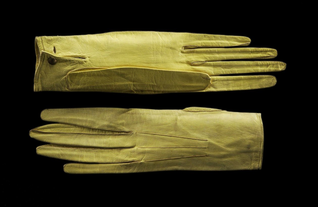Felgele polslange handschoenen (ca. 1820) door English School