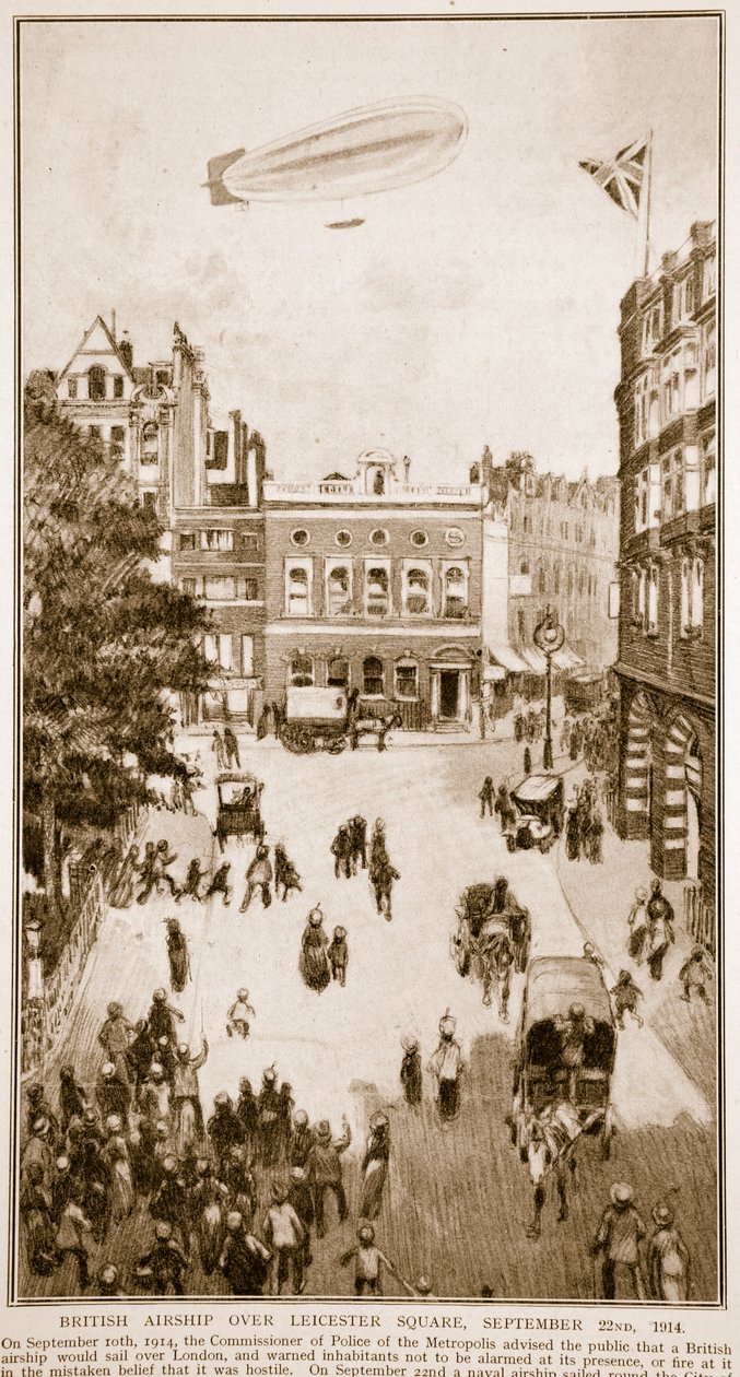 Britse luchtschip boven Leicester Square, 22 september 1914 door English School