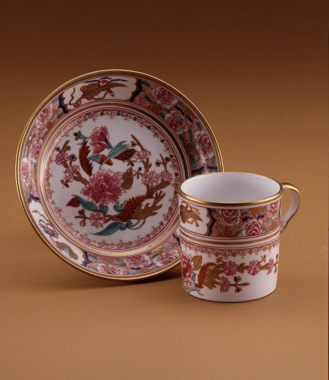 Koffiekop en schotel in Chinese stijl, Spode, Staffordshire, ca. 1800 door English School
