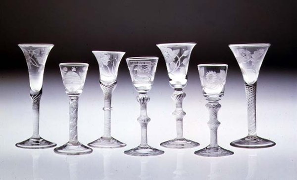 Collectie gegraveerde glazen met ondoorzichtige en luchtgedraaide stelen door English School