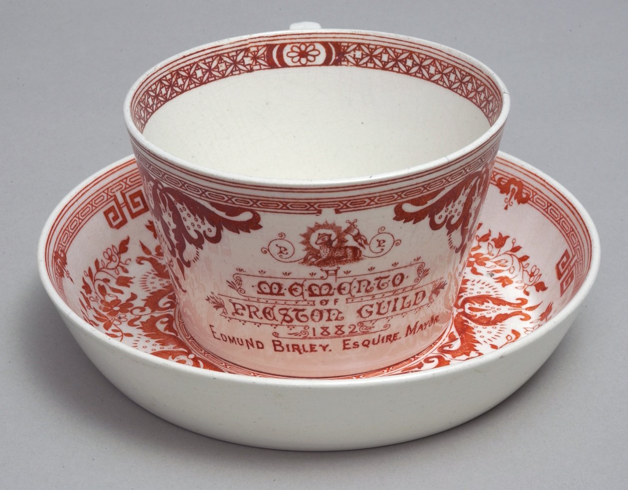 Herdenkings theekop en schotel met de tekst A Memento of Preston Guild 1882, Minton, Engeland, ca. 1882 door English School
