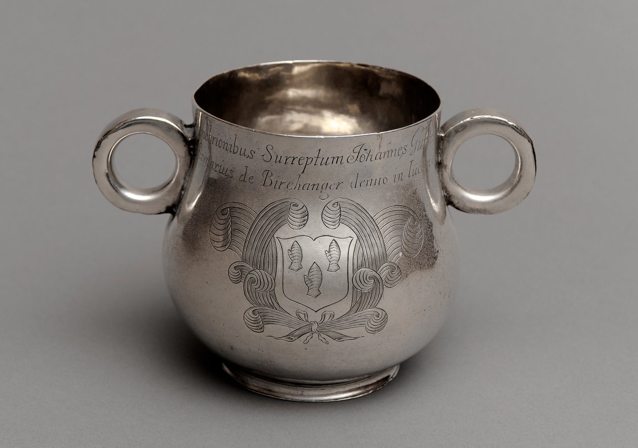 Beker met grote buik en dikke gegoten randbasis, en een paar osse-oog handvatten, 1675 door English School