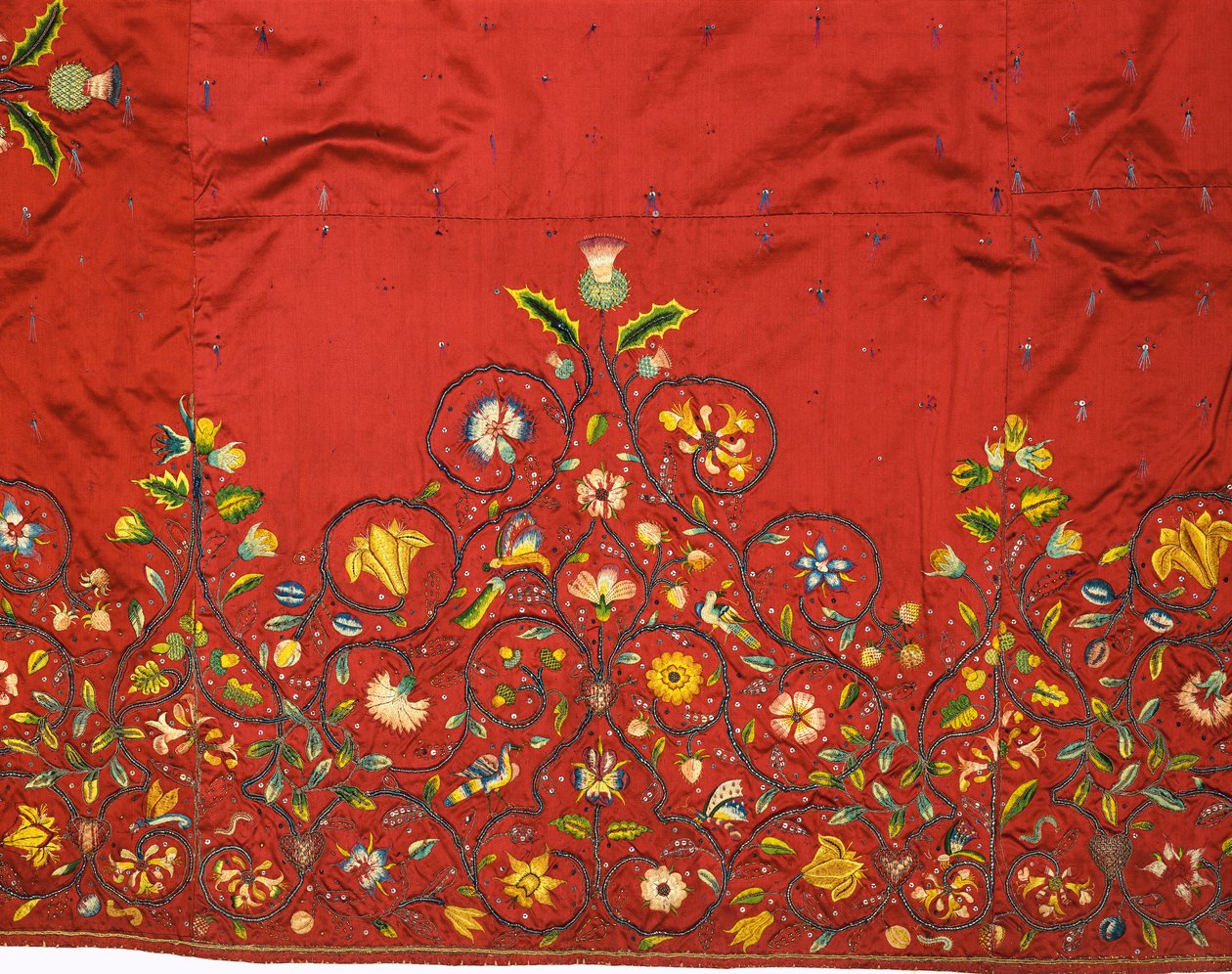 Detail van een belangrijke rok of onderrok van karmozijnrode zijde, naar verluidt geborduurd door Mary, Queen of Scots voor Queen Elizabeth I terwijl ze gevangen zat in Hardwick door English School